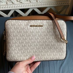 Brown Michael kors Crossbody bag!